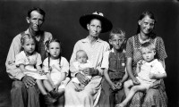 http://www.bernalespacio.com/files/gimgs/th-47_Mike Disfarmer George and Ethel Gage with his mother Ida (center) and children Loretta, Ida, Ivory, Jessie and Leon; From the Heber Springs Portraits c_1939-46.jpg
